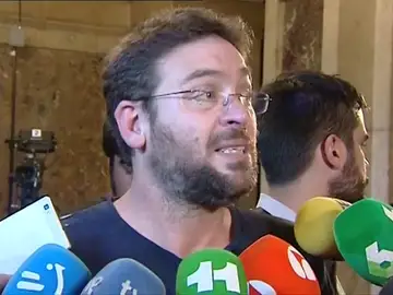 Dante Fachin asegura que no ha enseñado su voto contrario a la DUI para "mostrar solidaridad con la gente que probablemente será perseguida por su voto" Dante Fachin asegura que no ha enseñado su voto contrario a la DUI para "mostrar solidaridad con la gente que probablemente será perseguida por su voto"