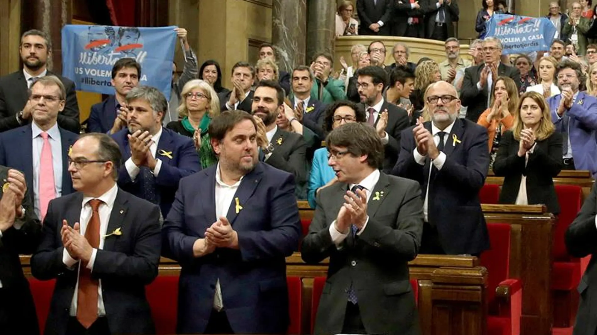 El Parlament tras votar a favor de la independencia unilateral El Parlament tras votar a favor de la independencia unilateral