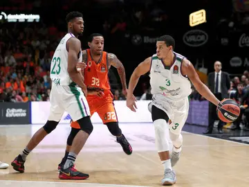 McCallum maneja el balón ante la defensa de Erick Green McCallum maneja el balón ante la defensa de Erick Green
