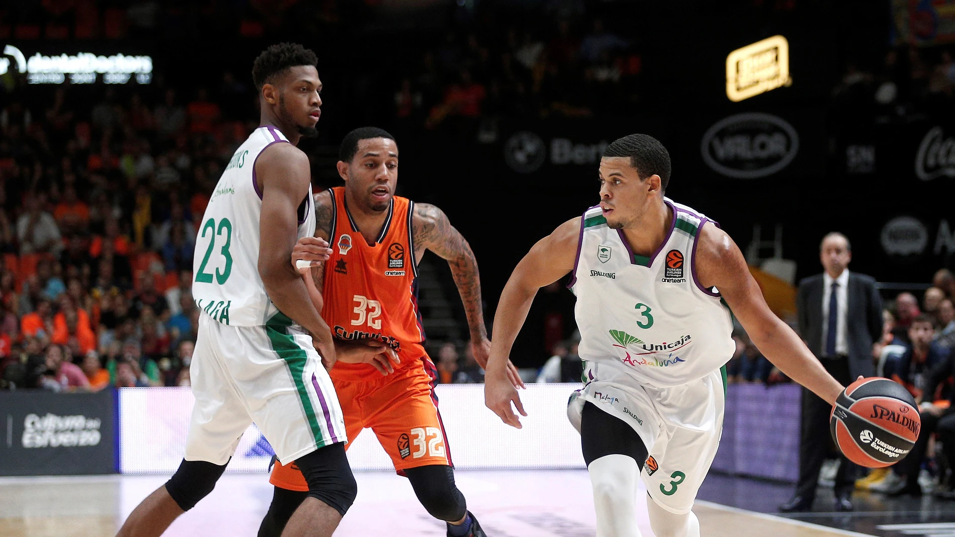McCallum maneja el balón ante la defensa de Erick Green McCallum maneja el balón ante la defensa de Erick Green