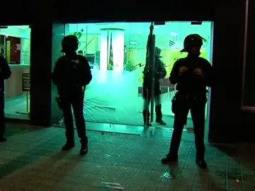 Una protesta violenta ante Catalunya Ràdio impide salir a los trabajadores Una protesta violenta ante Catalunya Ràdio impide salir a los trabajadores