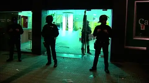 Una protesta violenta ante Catalunya Ràdio impide salir a los trabajadores Una protesta violenta ante Catalunya Ràdio impide salir a los trabajadores
