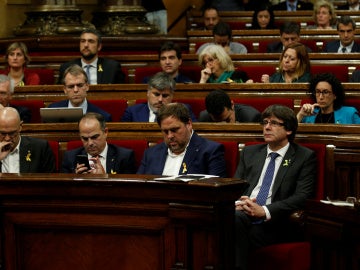 Carles Puigdemont y Oriol Junqueras en el Parlament