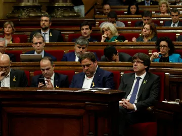 Carles Puigdemont y Oriol Junqueras en el Parlament Carles Puigdemont y Oriol Junqueras en el Parlament