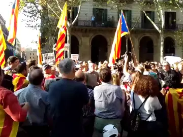 Centenares de manifestantes convocados por ANC y Òmnium, a las puertas del Parlament Centenares de manifestantes convocados por ANC y Òmnium, a las puertas del Parlament