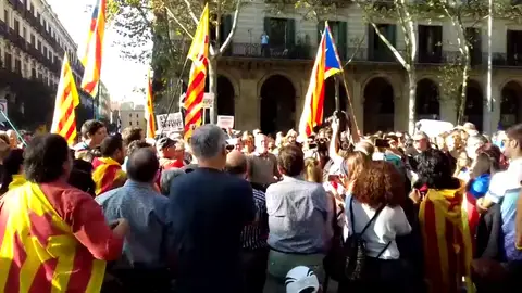 Centenares de manifestantes convocados por ANC y Òmnium, a las puertas del Parlament Centenares de manifestantes convocados por ANC y Òmnium, a las puertas del Parlament