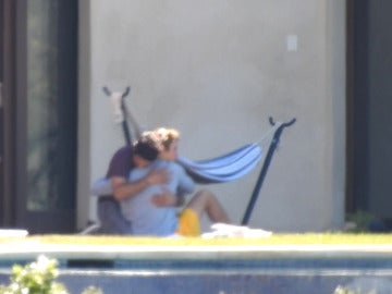 Justin Bieber se abraza cariñosamente a un amigo Justin Bieber se abraza cariñosamente a un amigo