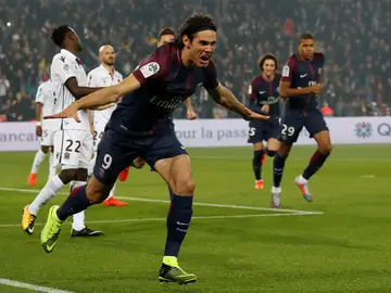 Cavani celebra uno de sus goles con el PSG Cavani celebra uno de sus goles con el PSG