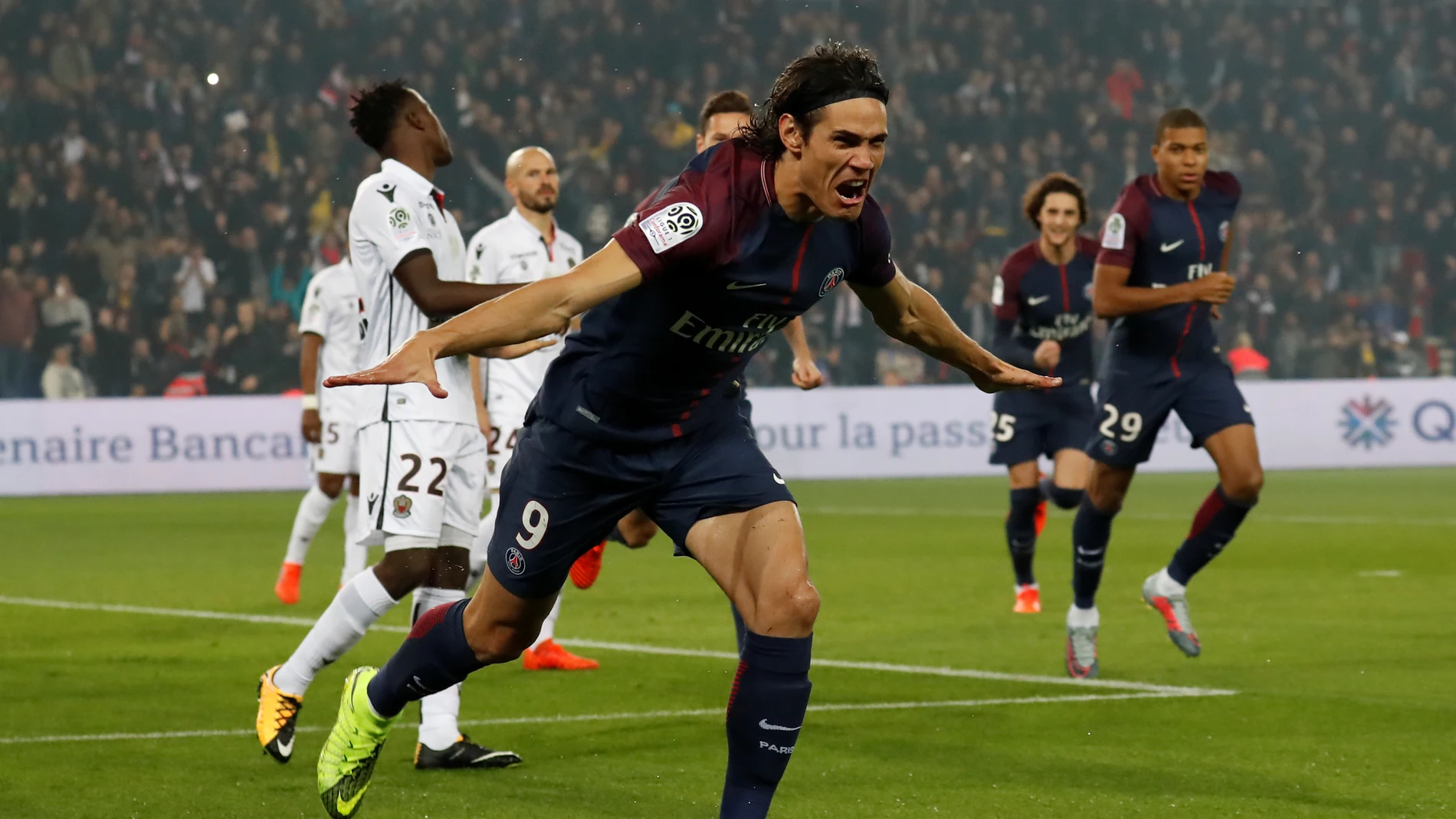 Cavani celebra uno de sus goles con el PSG Cavani celebra uno de sus goles con el PSG