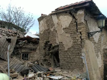 Rescatan a una persona del interior de una casa tras derrumbarse y explotar Rescatan a una persona del interior de una casa tras derrumbarse y explotar