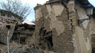 Rescatan a una persona del interior de una casa tras derrumbarse y explotar