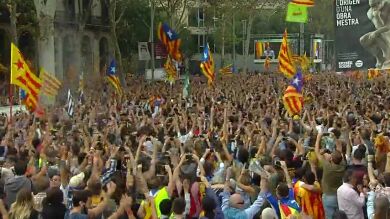 Centenares de personas se concentran en los alrededores del Parlament