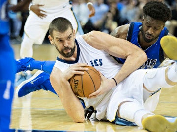 Marc Gasol lucha por la posesión del balón ante los Mavericks