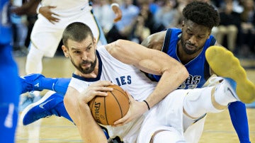 Marc Gasol lucha por la posesión del balón ante los Mavericks