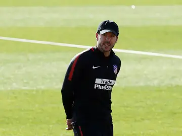 Simeone, durante el entrenamiento del Atlético de Madrid Simeone, durante el entrenamiento del Atlético de Madrid