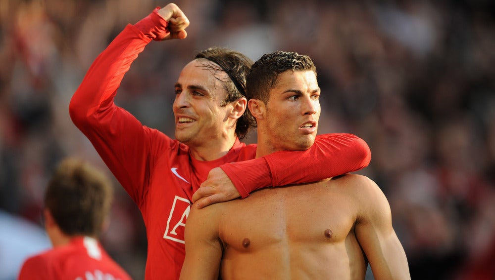 Berbatov abraza a Cristiano Ronaldo