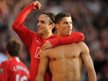 Berbatov abraza a Cristiano Ronaldo