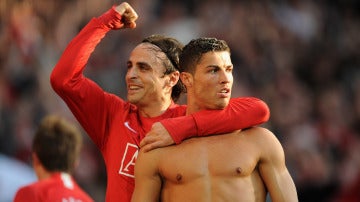 Berbatov abraza a Cristiano Ronaldo