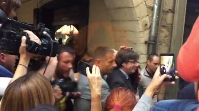 Puigdemont pasea por Girona con su mujer