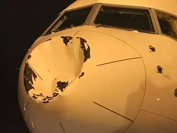 El avión de los Thunder tras el choque con algún objeto en pleno vuelo El avión de los Thunder tras el choque con algún objeto en pleno vuelo