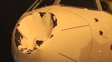 El avión de los Thunder tras el choque con algún objeto en pleno vuelo