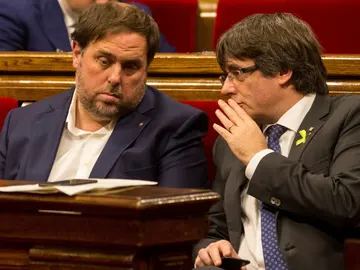 Puigdemont conversa con el vicerpresidente del Govern Oriol Junqueras Puigdemont conversa con el vicerpresidente del Govern Oriol Junqueras
