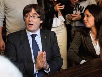 Carles Puigdemont, junto a su mujer, Marcela Topor