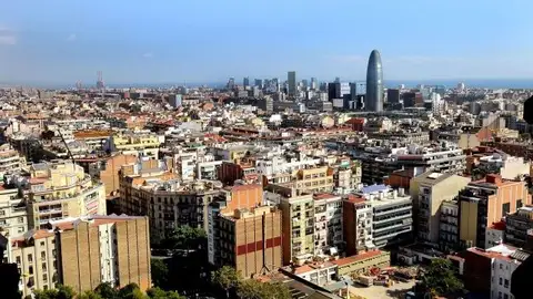 Una panorámica de Barcelona Una panorámica de Barcelona. Los inversores en hotelería tienen un panorama complicado en la ciudad._643x397