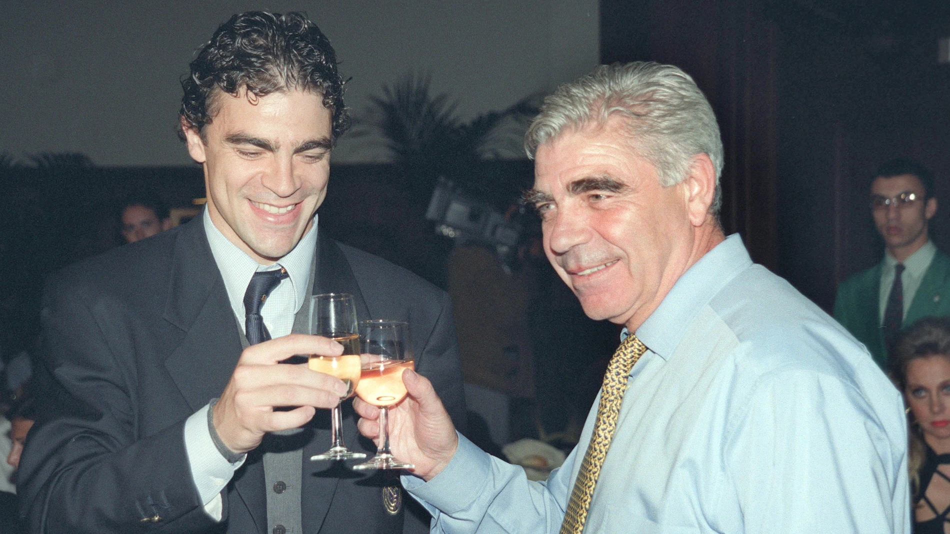 Manolo Sanchís padre, junto a su hijo (ARCHIVO) Manolo Sanchís padre, junto a su hijo (ARCHIVO)