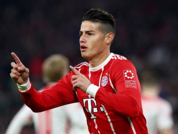 James celebra un gol con el Bayern