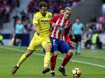 Griezmann pelea el balón con Mario en el partido del Wanda