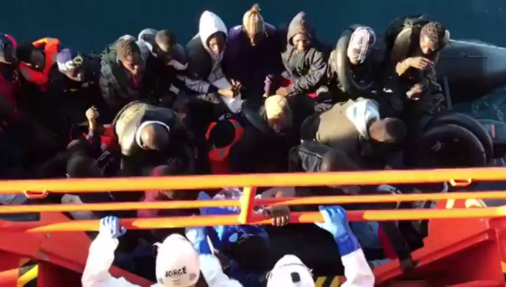 Rescatan a 32 personas, una menor y una embarazada, de una patera en el mar de Alborán