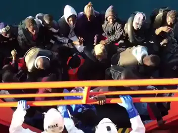 Rescatan a 32 personas, una menor y una embarazada, de una patera en el mar de Alborán Rescatan a 32 personas, una menor y una embarazada, de una patera en el mar de Alborán