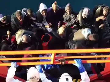 Rescatan a 32 personas, una menor y una embarazada, de una patera en el mar de Alborán Rescatan a 32 personas, una menor y una embarazada, de una patera en el mar de Alborán