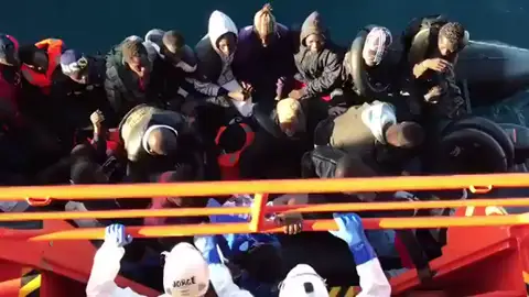 Rescatan a 32 personas, una menor y una embarazada, de una patera en el mar de Alborán Rescatan a 32 personas, una menor y una embarazada, de una patera en el mar de Alborán