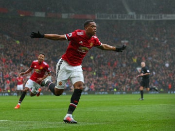 Anthony Martial celebra un gol con el United