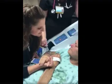 La enfermera cantando a su paciente La enfermera cantando a su paciente