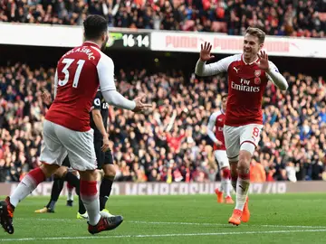 Ramsey y Kolasinac celebran uno de los goles del Arsenal Ramsey y Kolasinac celebran uno de los goles del Arsenal