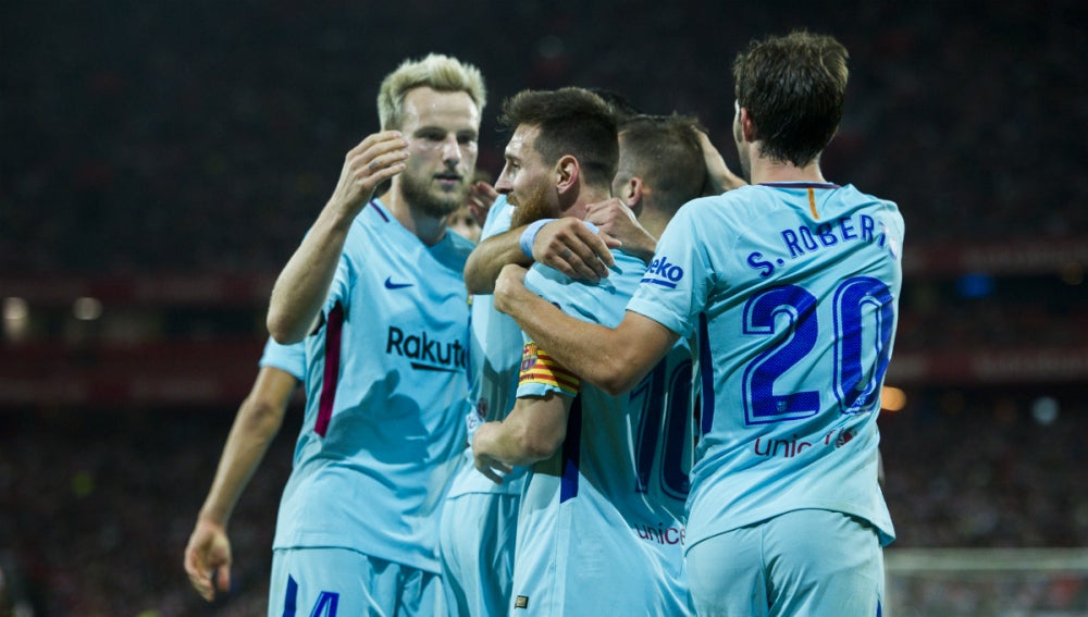 El Barcelona celebra un gol de Messi