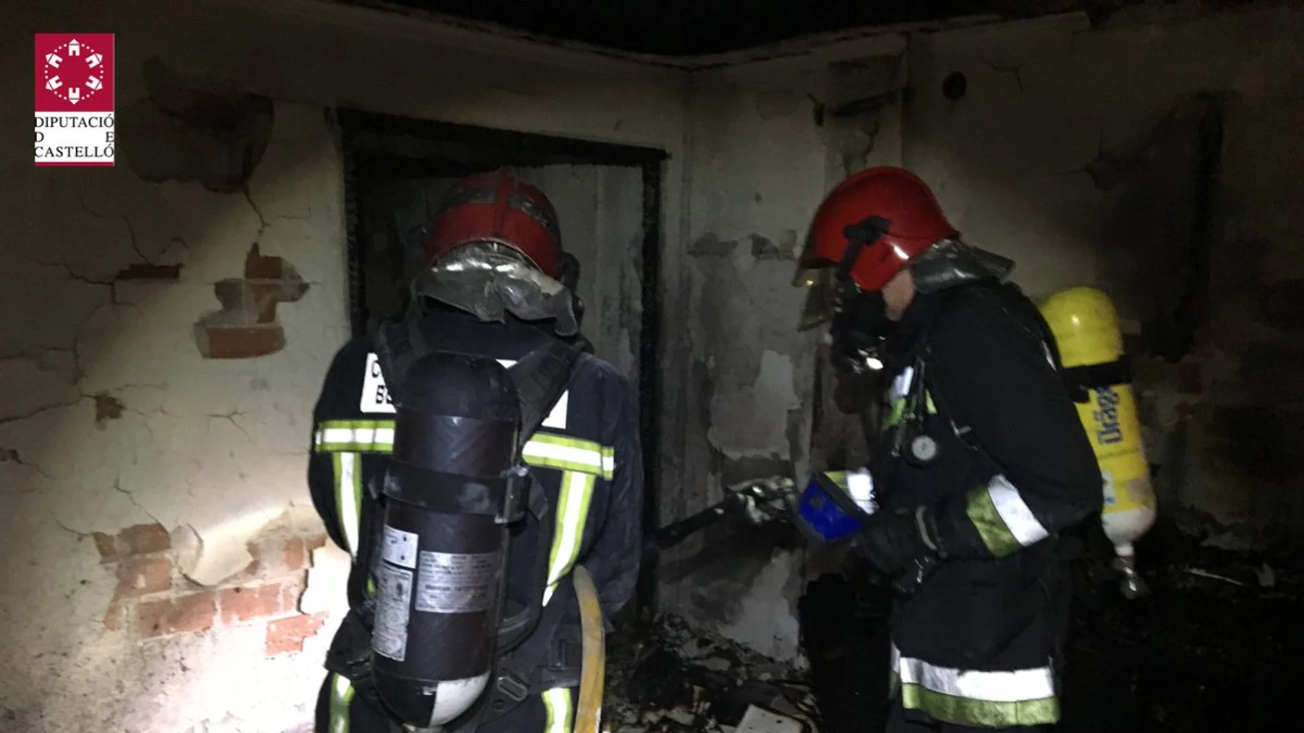 Los bomberos durante los trabajos de extinción Los bomberos durante los trabajos de extinción