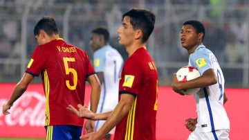 Inglatera celebra un gol ante España