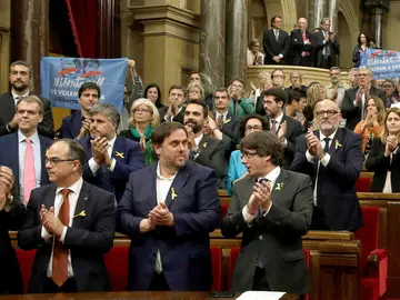 Los diputados de Junts pel Sí con los lazos amarillos Los diputados de Junts pel Sí con los lazos amarillos