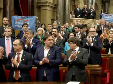 Los diputados de Junts pel Sí con los lazos amarillos Los diputados de Junts pel Sí con los lazos amarillos
