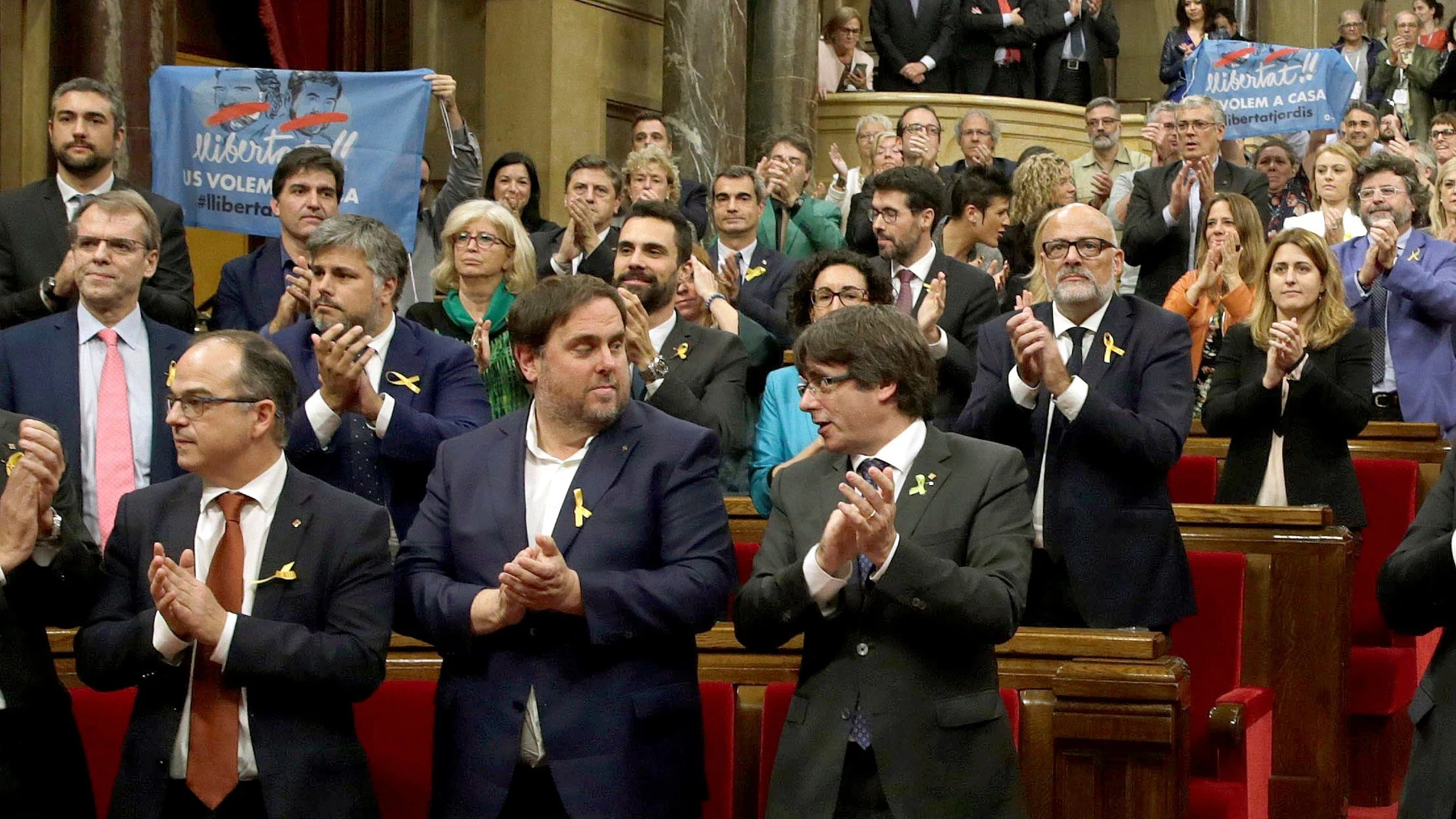 Los diputados de Junts pel Sí con los lazos amarillos Los diputados de Junts pel Sí con los lazos amarillos