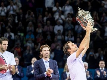 Federer levanta el trofeo de Basilea ante Del Potro