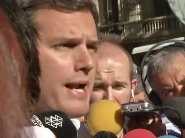 Rivera: "Puigdemont debe aceptar la realidad democrática y respetar a todos los catalanes" Rivera: "Puigdemont debe aceptar la realidad democrática y respetar a todos los catalanes"