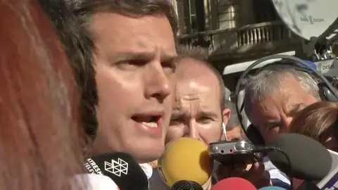Rivera: "Puigdemont debe aceptar la realidad democrática y respetar a todos los catalanes" Rivera: "Puigdemont debe aceptar la realidad democrática y respetar a todos los catalanes"