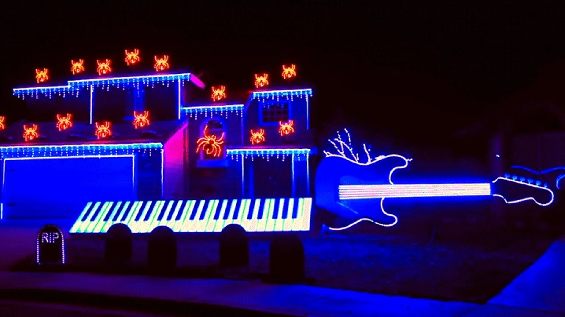 Espectáculo de luces por Halloween en una casa de California Espectáculo de luces por Halloween en una casa de California