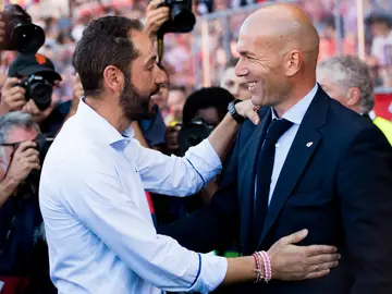 Zidane saluda a Machín Zidane saluda a Machín