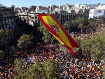 Miles de personas se concentran en el Paseo de Gracia de Barcelona